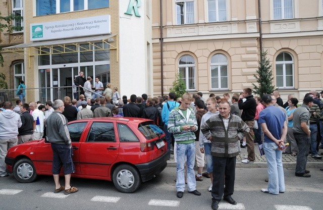 We wtorek, przed toruńskim oddziałem Agencji Restrukturyzacji i Modernizacji Rolnictwa, czekało ponad 500 osób