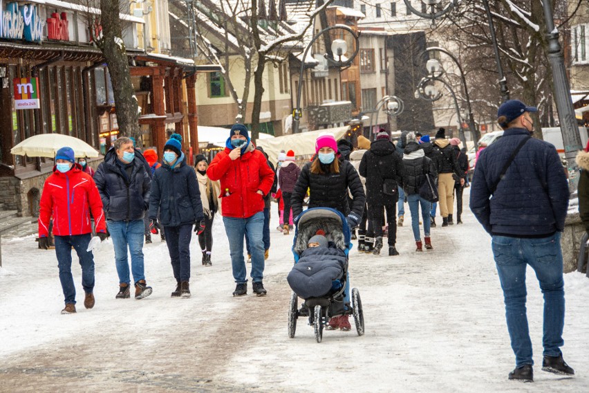 Zakopane. Pierwszy weekend kolejnego lockdownu. Na Krupówkach nie brakuje turystów