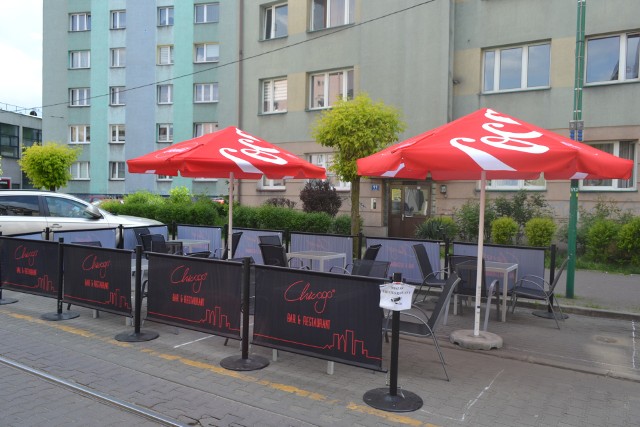 Ogródki gastronomiczne na ulicy Małachowskiego w Sosnowcu cieszą się ogromną popularnością. Tak wyglądały w zeszłym roku. Zobacz kolejne zdjęcia przesuń zdjęcia w prawo - wciśnij strzałkę lub przycisk NASTĘPNE