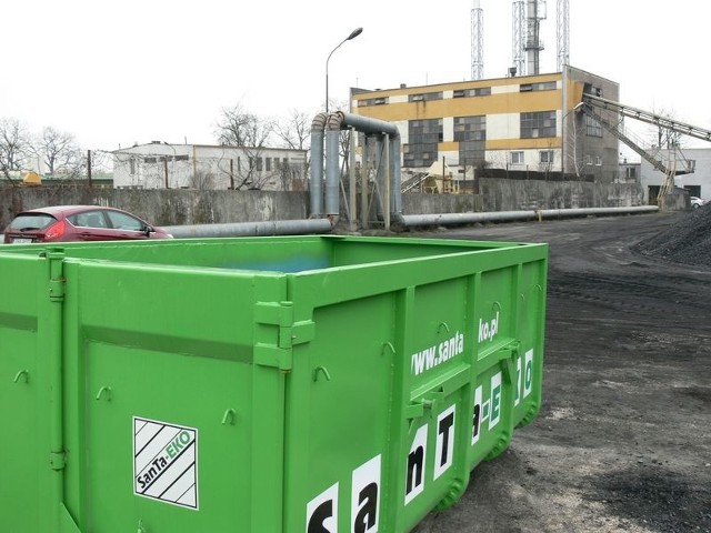 Jeden z dwóch kontenerów stoi przy ciepłowni węglowej na osiedlu Wymysłów w Tarnobrzegu.