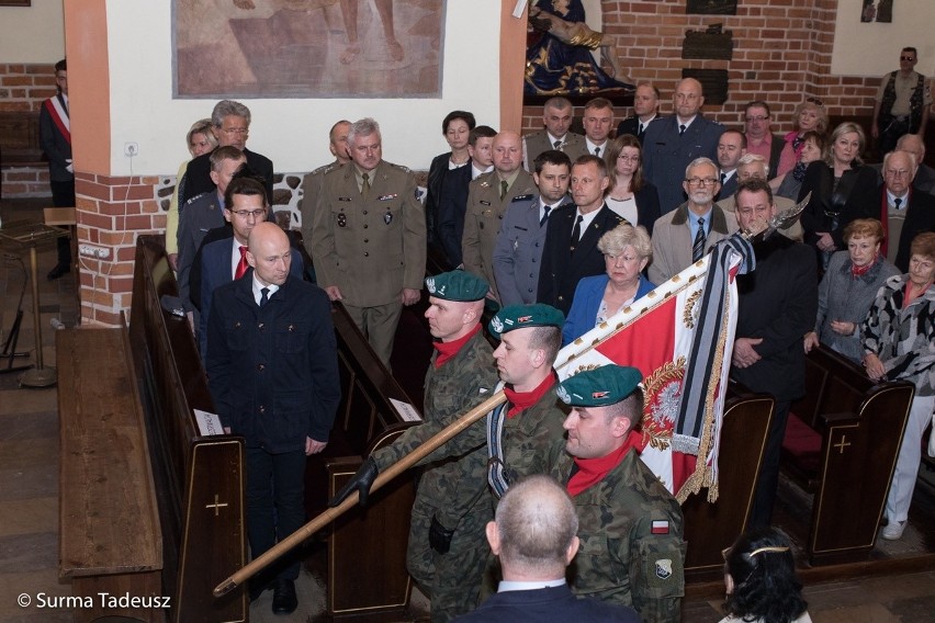 Dużo oficjeli, przedstawicieli służb mundurowych, mało innych mieszkańców. Obchody 8. rocznicy katastrofy smoleńskiej w Stargardzie 