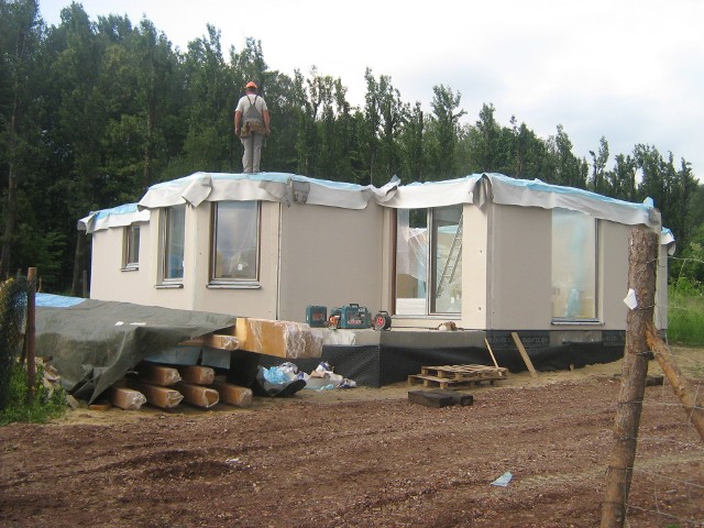 Domy prefabrykowane z drewnaDom prefabrykowany z drewna pomimo lekkiej konstrukcji bardzo dobrze sparwdzi się w polskich warunkach klimatycznych.