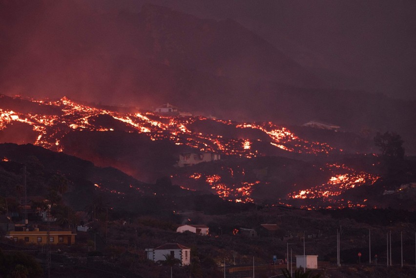 La Palma: rozerwała się część krateru wulkanu Cumbre Vieja. Kolejne masy gorącej lawy płyną do oceanu (WIDEO)