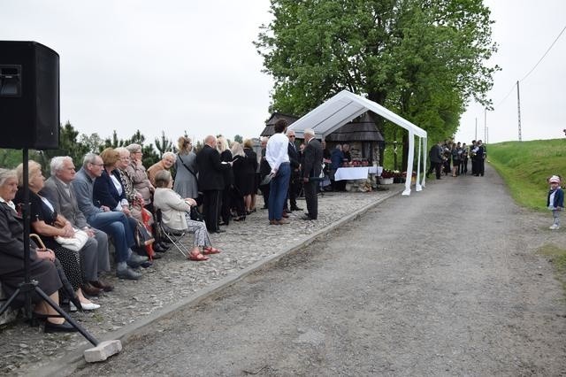 O. Marek Donaj święci róże we Włosani dla czcicieli św. Rity