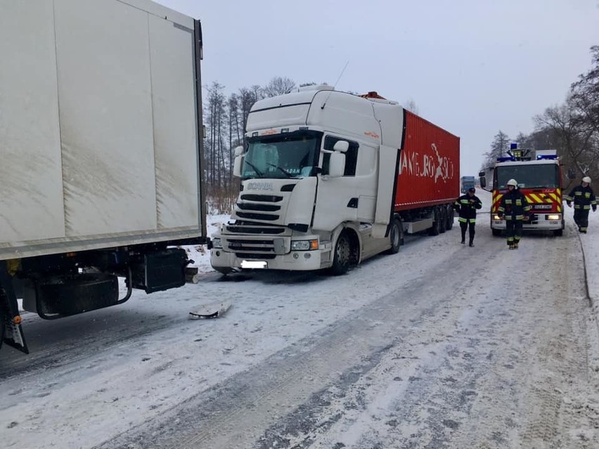 Wola Zambrowska: Zderzenie trzech ciężarówek na DK 66. Jeden z kierowców wjechał w tył drugiemu (zdjęcia)