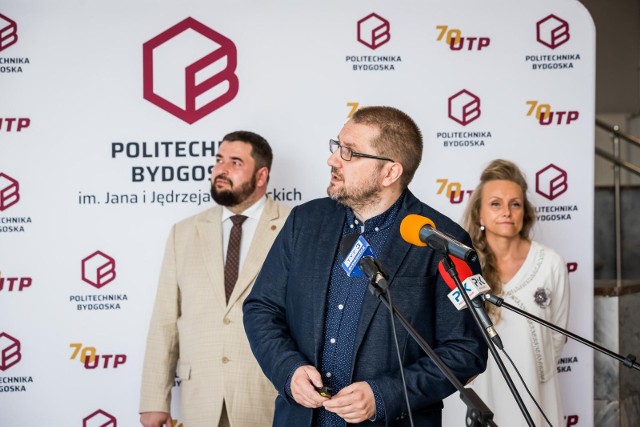Politechnika Bydgoska ma już nowe logo. Jego autorem jest  dr Szymon Saliński z Katedry Wzornictwa UTP w Bydgoszczy (na zdjęciu w środku)
