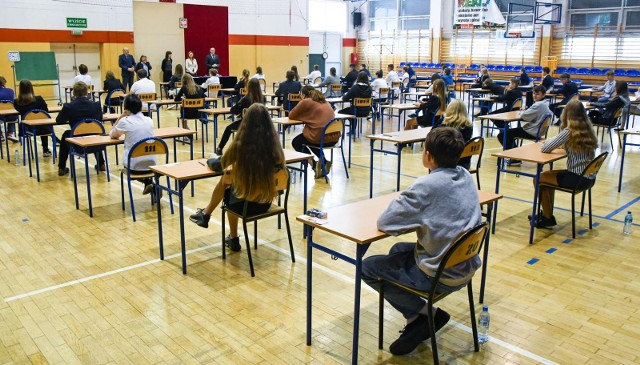 Uczniowie piszą egzamin ósmoklasisty. Jak się do niego przygotować?