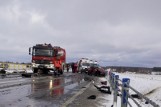 Istok. Czołowe zderzenie  audi z busem. Nie żyje 28-latek, 9 osób rannych (zdjęcia)