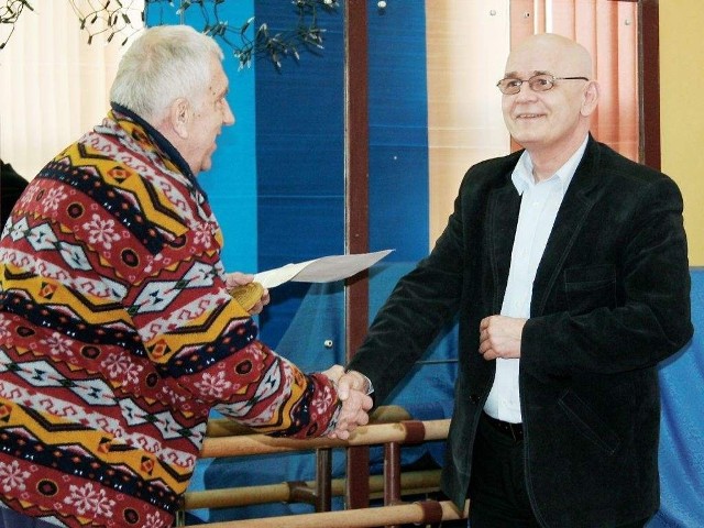 Dariusz Zawadziński (po prawej) odbiera od Czesława Wejnera nominację do Braci Bartników.