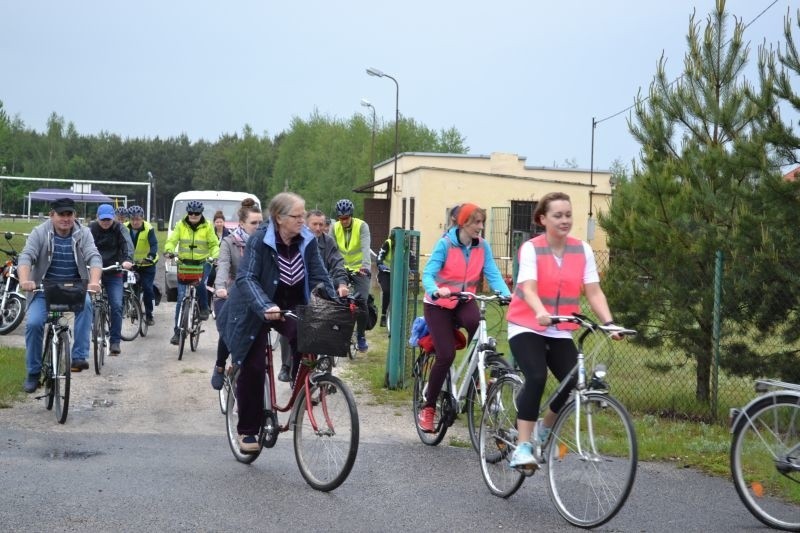 Ponad 50-osobowa grupa cyklistów ruszyła w trasę po gminie Topólka w poszukiwaniu kwiatu konwalii