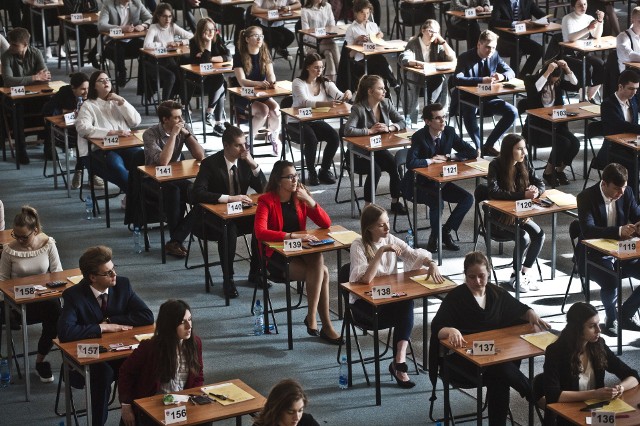 Pierwszym egzaminem dojrzałości dla młodzieży będzie dojrzałość społeczna. Uczniowie nie będą mieć mierzonej temperatury przed wejściem na egzamin.