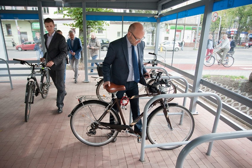 Przed słupskim dworcem powstał parking dla rowerów (zdjęcia, wideo)