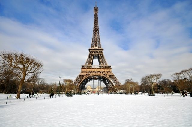 Amatorzy sportów zimowych każdego roku przebierają w ofertach skierowanych do narciarzy i snowboardzistów. Dlaczego by jednak podczas zbliżających się ferii nie wypróbować innej formy aktywnego wypoczynku?Lodowisko na wieży Eiffla w Paryżu Choć lodowisko na jednym z najsłynniejszych zabytków w Paryżu nie należy do największych, to od 2011 roku przyciąga tłumy amatorów łyżwiarstwa z całej Europy. Obiekt kusi nie tylko niesamowitymi widokami, które można podziwiać z wysokości pierwszego piętra, ale i przygotowywaną corocznie kolorową iluminacją. Miejsce to przypadnie do gustu nie tylko zakochanym, ale także rodzinom z dziećmi. O najmłodszych łyżwiarzy obsługa lodowiska troszczy się szczególnie, ponieważ oprócz nauki jazdy na łyżwach w ofercie obiektu znajdują się liczne animacje, m.in. zajęcia malowania na lodzie. Amatorzy fitnessu mogą skorzystać z oferty weekendowej, która obejmuje poranne zajęcia gimnastyczne. - Lodowisko zbudowane zostało na świeżym powietrzu, od pogody zależy więc to, jak długo pozostanie otwarte. Zamknięcie przewiduje się na koniec lutego. Kto planuje podróż do Paryża w późniejszym terminie, musi liczyć na sroższą niż zwykle zimę, jeśli chciałby poćwiczyć łyżwiarskie piruety wysoko ponad Polem Marsowym - opowiada Piotr Chalimoniuk ze Sky4Fly.net. 