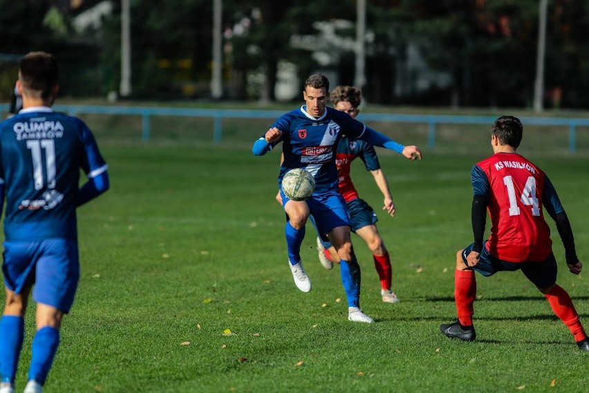 Olimpia Zambrów (niebieskie stroje) zagra w Kutnie,...