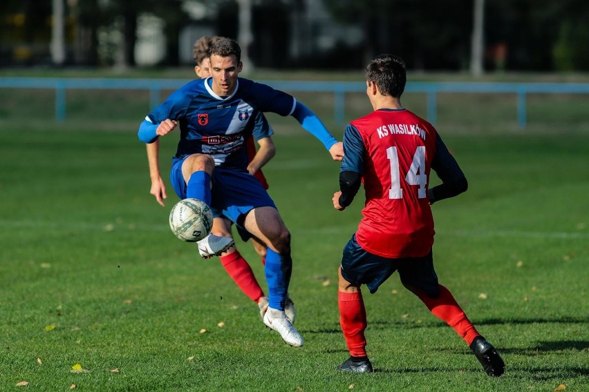 Olimpia Zambrów (niebieskie stroje) zagra w Kutnie,...