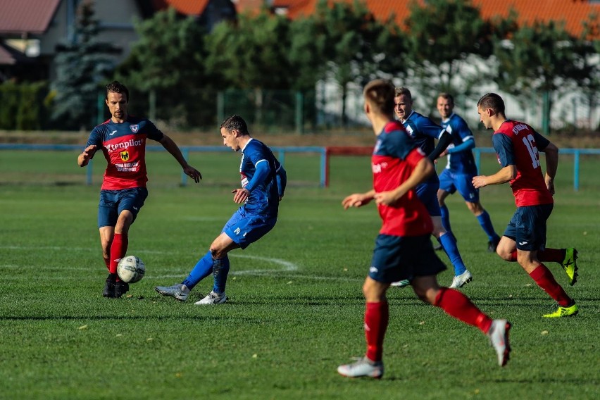 Olimpia Zambrów (niebieskie stroje) zagra w Kutnie,...