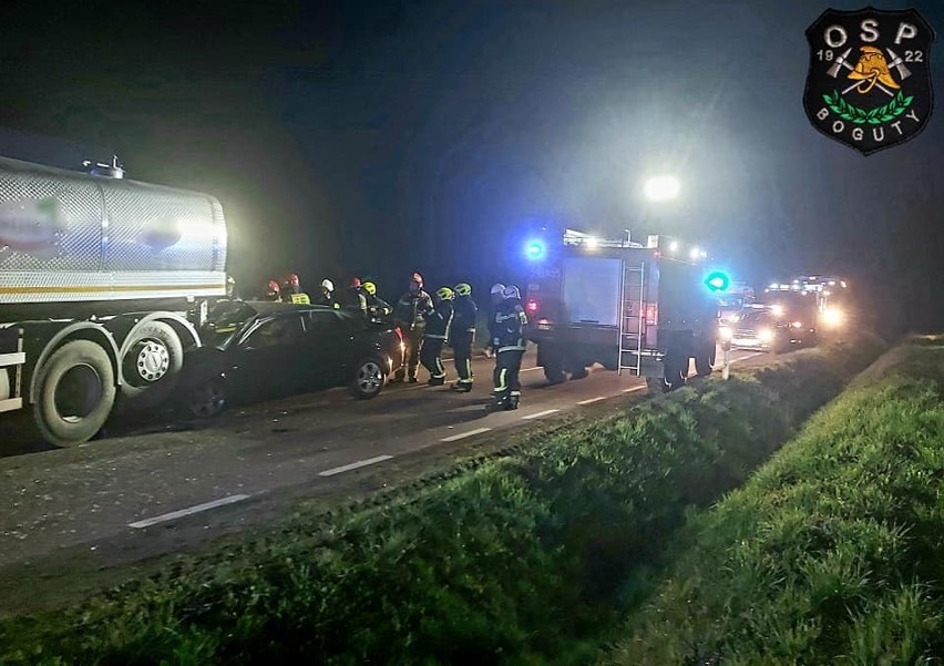 Konarze. Wypadek na granicy województwa podlaskiego. Osobówka wjechała w ciężarówkę. Dwie osoby ranne [ZDJĘCIA]