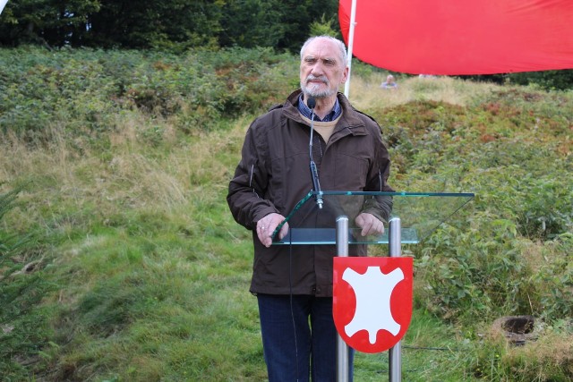 Od kilku lat na msze w intencji ks. Władysława Gurgacza  i żołnierzy PPAN przyjeżdża Antoni Macierewicz