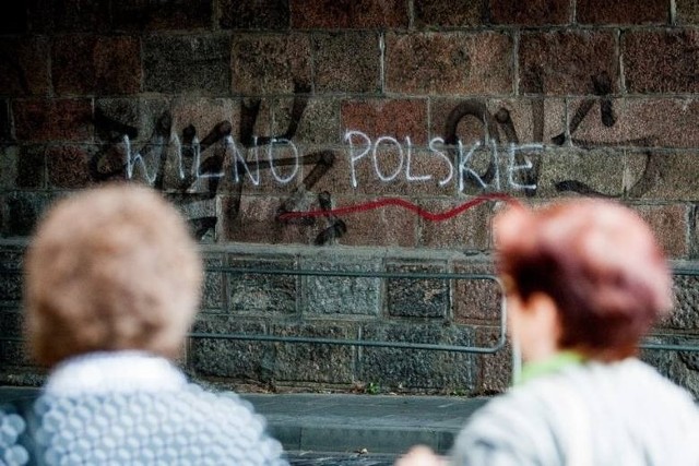 Kibice Lecha wznosili okrzyki "Polskie Wilno". Napisy takie pojawiły się też na murach