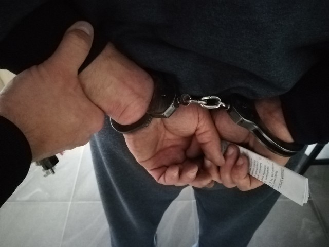 Sąd w Toruniu aresztował na dwa miesiące 32- latka z powiatu toruńskiego. W jego domu w gminie Lubicz odnaleziono blisko 3 kilogramy narkotyków. Mężczyźnie grozi do 10 lat więzienia.