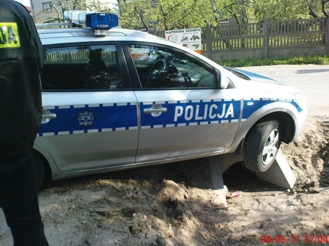 Radiowóz wpadł w niezabezpieczoną przez drogowców dziurę przy ulicy Słupickiej w Jedlni-Letnisko