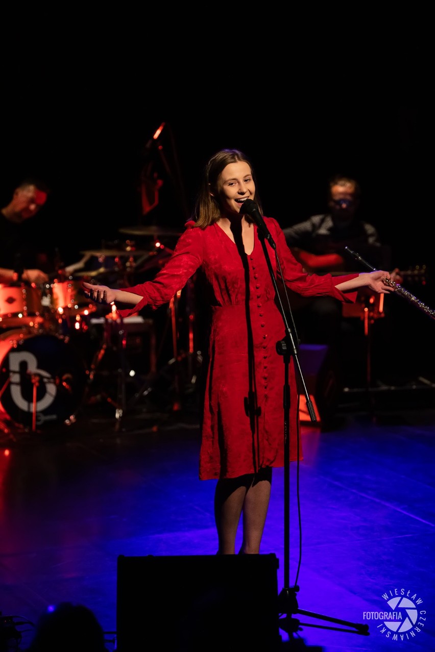 Konkurs "Pamiętajmy o Osieckiej" czyli... "Wariatka tańczy" przy gitarze w Teatrze Atelier w Sopocie