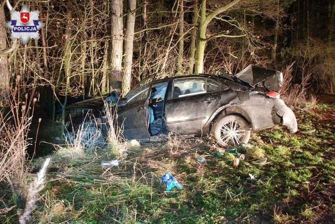 Wypadek w Olszewnicy. Hyundai wypadł z drogi i rozbił się na drzewie (ZDJĘCIA)