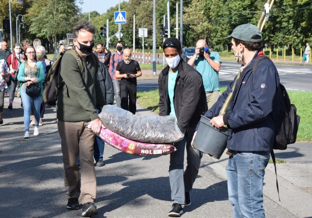 Mieszkańcy i aktywiści protestowali w Częstochowie przeciwko wycięciu 53 drzew. Posadzili symboliczną lipę Zobacz kolejne zdjęcia. Przesuwaj zdjęcia w prawo - naciśnij strzałkę lub przycisk NASTĘPNE