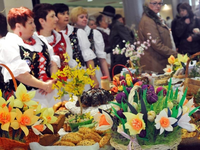 Przysmaki i ozdoby wielkanocnego stołu...