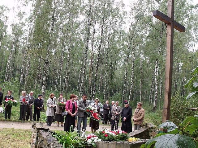 Pod symbolicznym Krzyżem Wolności w starych Orłowinach mieszkańcy złożyli kwiaty i zapalili znicze.