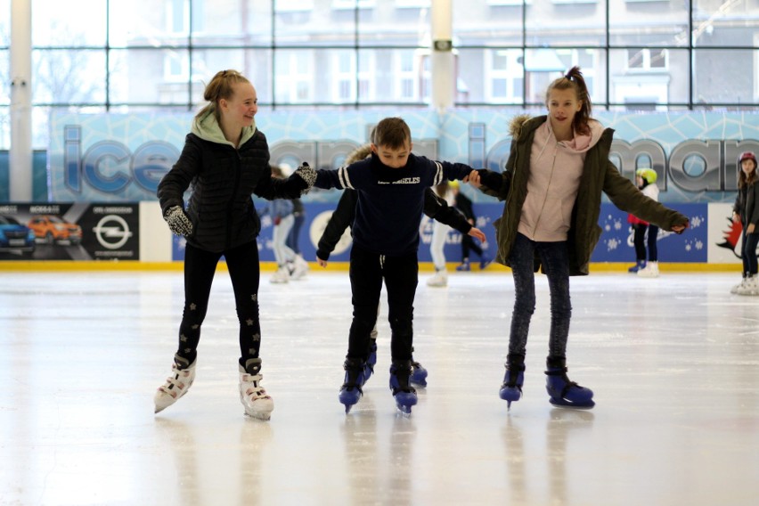 Trwają ferie. Zobaczcie, jak się spędza czas na lodowisku Icemania (ZDJĘCIA)