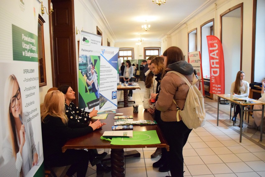 Uniwersytet w Białymstoku. Studenci i absolwenci przebierali w ofertach podczas Targów Pracy i Praktyk 