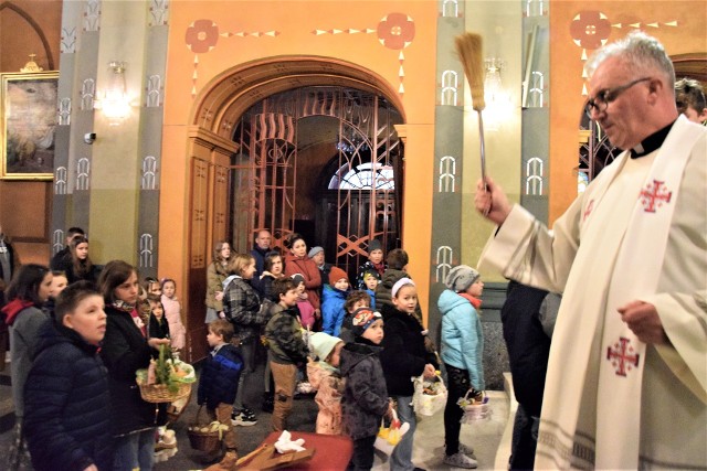Święcenie wielkanocnych pokarmów w katedrze św. Mikołaja, jednej z największych świątyni w Bielsku-Białej. Zobacz kolejne zdjęcia. Przesuwaj zdjęcia w prawo - naciśnij strzałkę lub przycisk NASTĘPNE