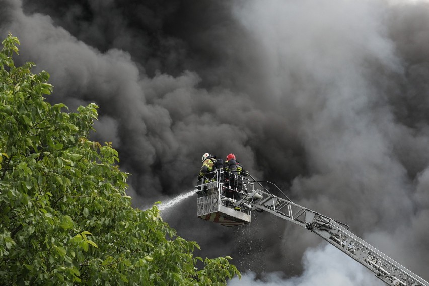 Pożar w Sulejówku pod Warszawą. Płonie 1000 metrów kwadratowych poddasza