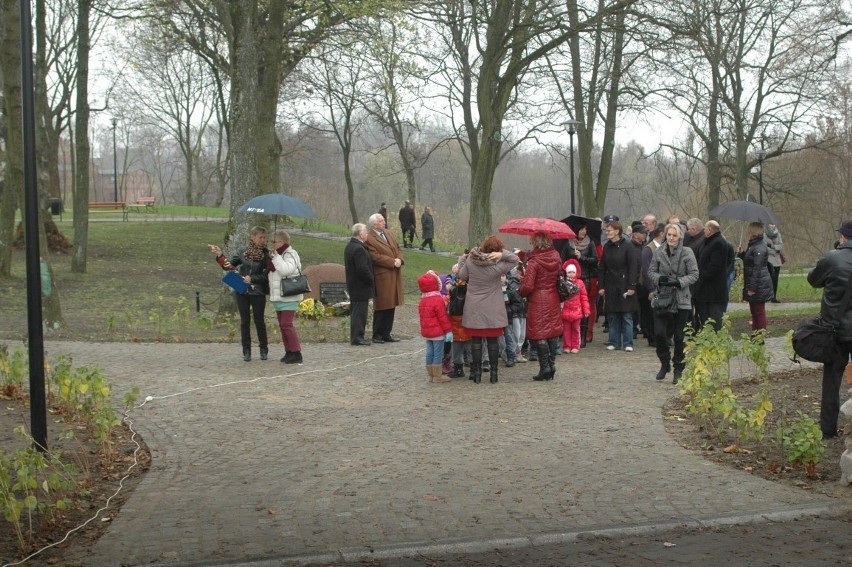 Skarszewy. Na byłym cmentarzu otwarto zrewitalizowany park miejski [ZDJĘCIA]