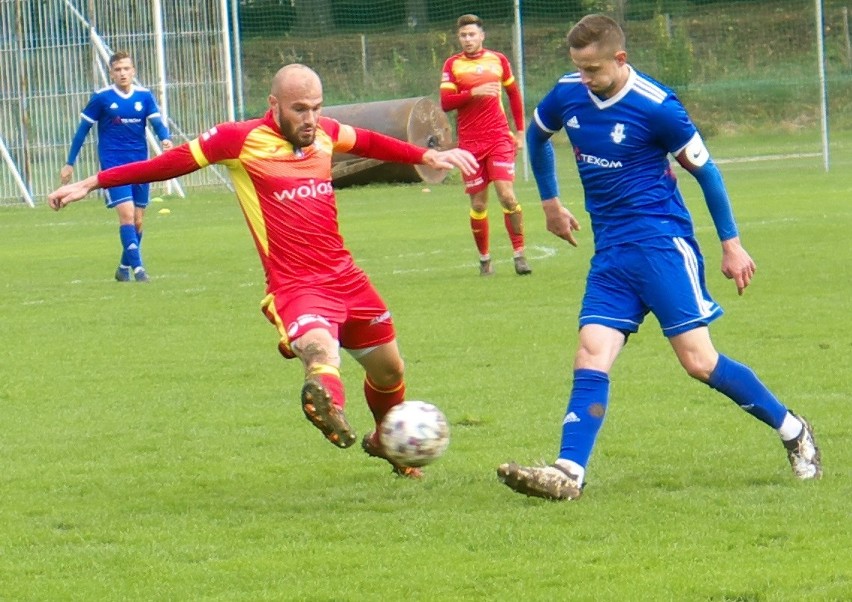 Sokół (niebieskie stroje) pokonał kolejnego ligowego rywala.