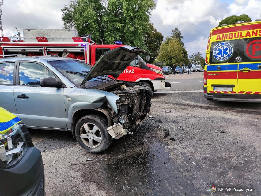 Wypadek w Krzynowłodze Małej. Zderzyły się 3 samochody. Jeden z pasażerów poniósł śmierć na miejscu. 24.09.2021