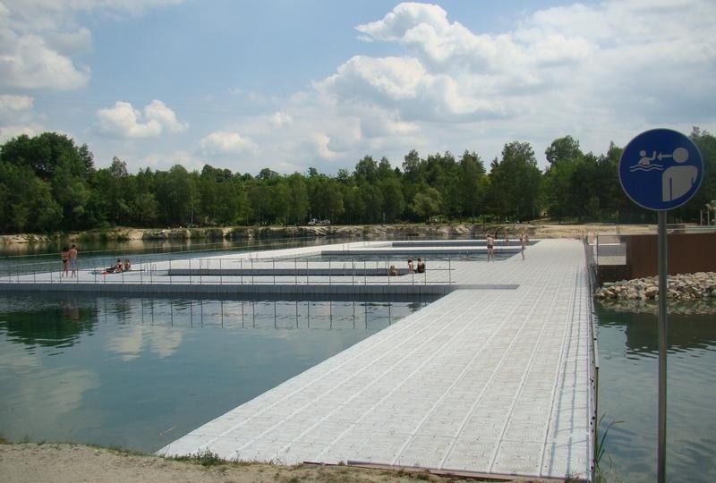 Trzebinia. Nad Balatonem po przebudowie sezon oficjalnie rusza w sobotę, ale wielu już tutaj plażuje. Zobacz co i za ile oferuje [ZDJĘCIA]