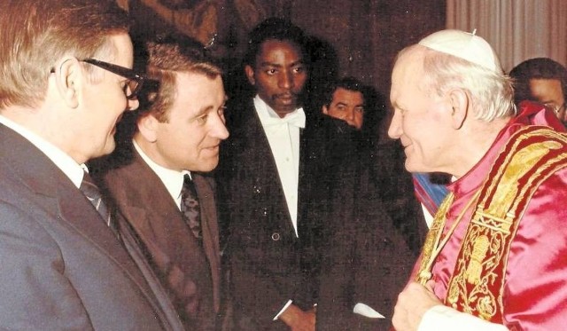 Edward Kotowski jako agent wywiadu wielokrotnie miał okazję ściskać rękę papieża Jana Pawła II