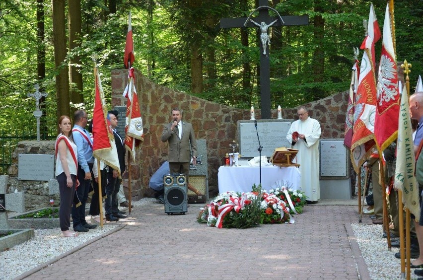 Dąb Pamięci - potomek "Bartka" i obelisk przy cmentarzu partyzanckim w Nadleśnictwie Skarżysko
