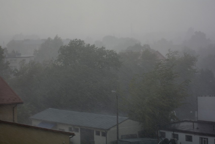 Burza nad Radomiem w obiektywie Joanny Gołąbek oraz...