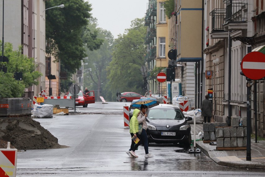 6 Sierpnia na półmetku, Struga bliska końca remontu. Można przejechać z Żeligowskiego w Łąkową