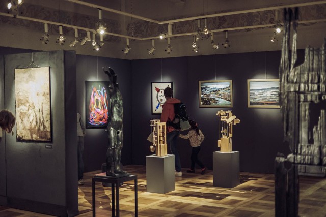 W Zamku Żupnym w Wieliczce można oglądać współczesne malarstwo i rzeźbę. Wystawa zorganizowana w ramach XXII Salonu Sztuki POLART 2022, będzie czynna do 13 listopada