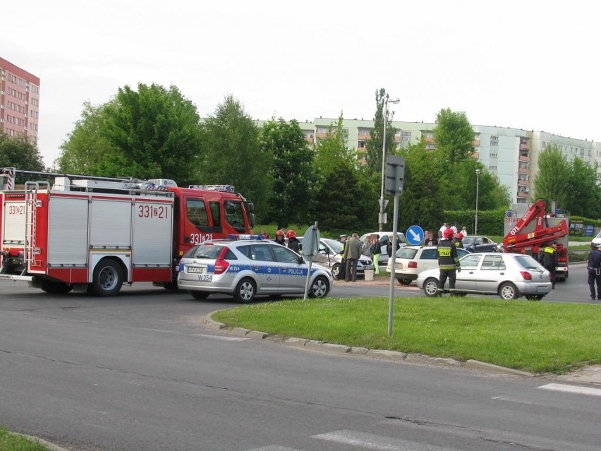 Wypadek w Koszalinie. Dwa auta zderzyły się na skrzyżowaniu...