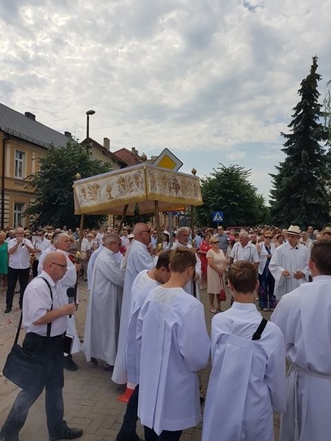 W całej Polsce ulicami miast i wsi przechodziły procesje...