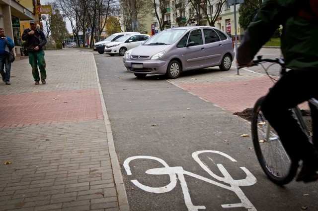 Droga dla rowerów przy ul. Grochowej w Białymstoku jest notorycznie zastawiana