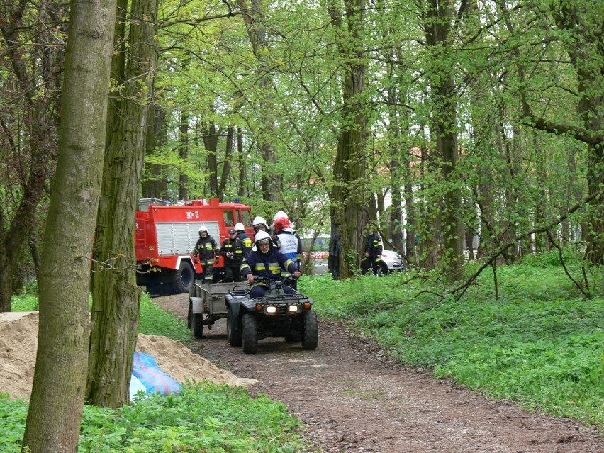 Pozorowane ćwiczenia straży pożarnej na zamku w Baranowie Sandomierskim