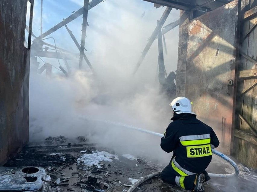 W gminie Kazanów spalił się warsztat samochodowy. Spłonęły dwa auta, cztery motocykle, rodzina prosi o pomoc