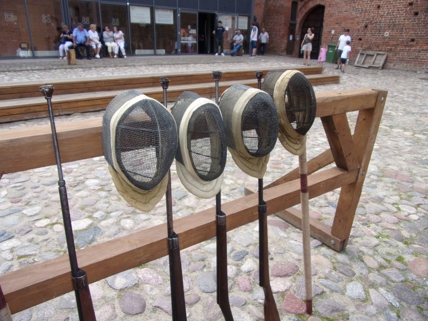 Radomscy rekonstruktorzy gościli na zamku w Ciechanowie. Zaprezentowali sprzęt historyczny i pokaz walki na bagnety. Zobacz zdjęcia