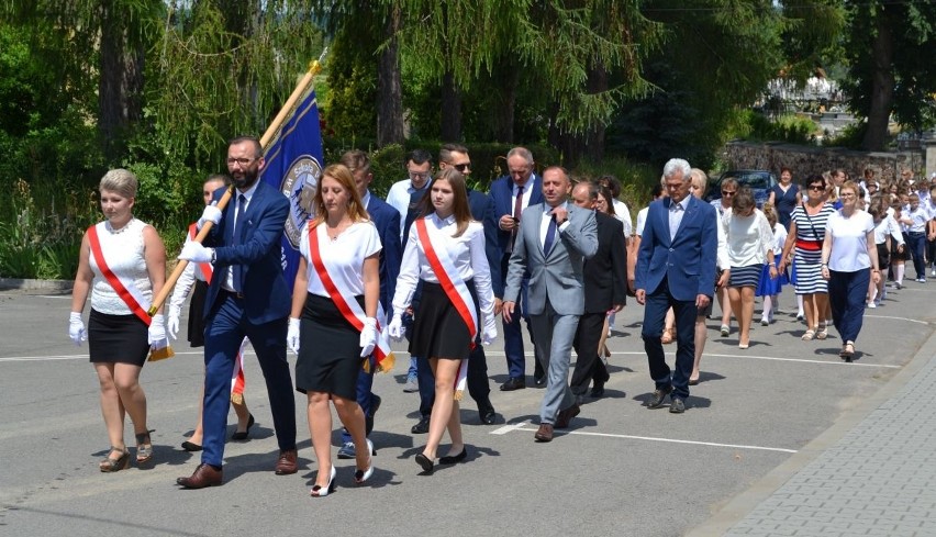 Szkoła w Baćkowicach świętowała 100-lecie. Na jubileusz otrzymała sztandar [ZDJĘCIA]